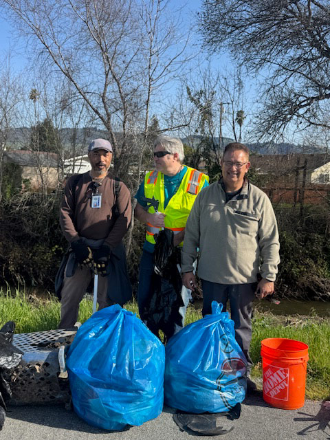 Volunteers are gathering garbage